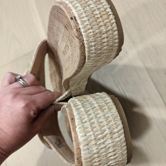 Anne Klein neutral sandals - Picture 8 of 12